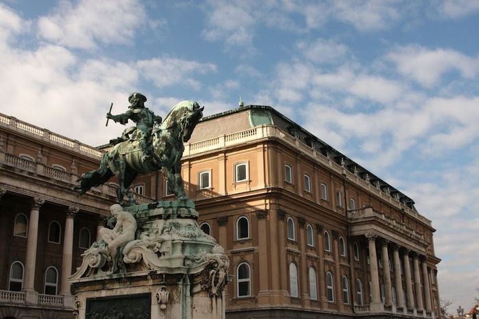 Памятник Евгению Савойскому возле Королевского дворца в Будапеште