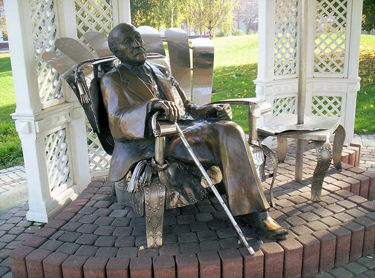 Скульптура композитора Имрое Кальмана в Шиофоке