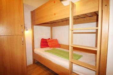 Двухъярусная кровать в общем номере с 10 кроватями