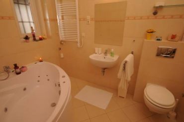 Studio with Spa Bath