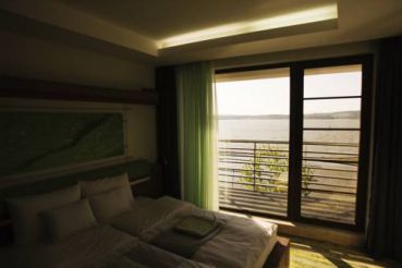 Улучшенный двухместный номер с 1 кроватью или 2 отдельными кроватями и видом на озеро