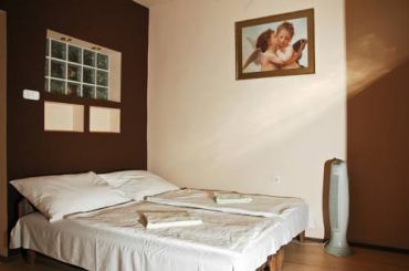 Studio (2 Adults)
