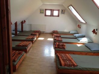 Односпальная кровать в общем номере с 8 кроватями и общей ванной комнатой