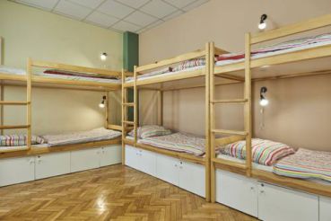 Кровать в общем 12-местном номере для мужчин и женщин