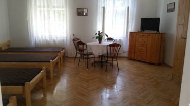 Улучшенный четырехместный номер с собственной внешней ванной комнатой
